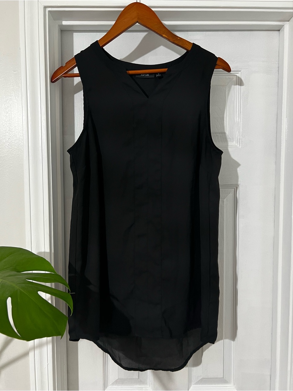 Apt. 9 Black Sleeveless Chiffon V-Neck blouse